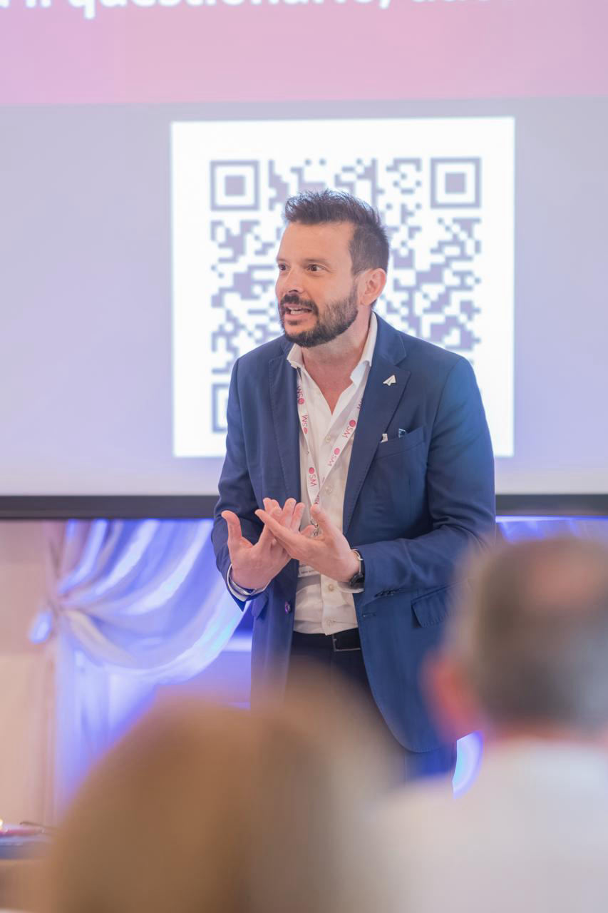 Maurizio Crepaldi sul palco con il QR in sala