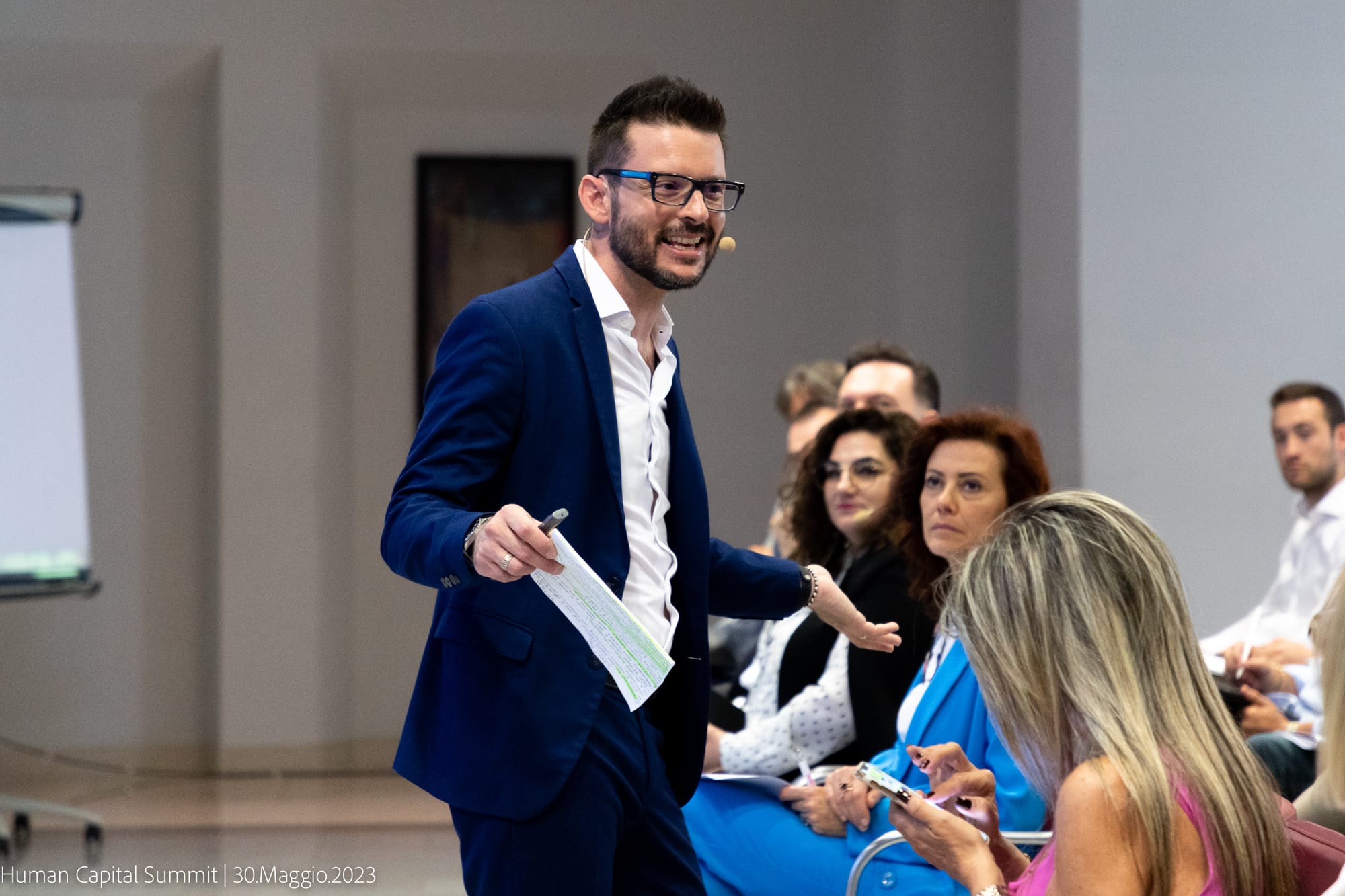 Maurizio Crepaldi sul palco durante un intervento